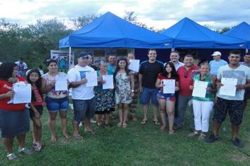 PREFEITO ENTREGA OITO TERRENOS PARA FAMÍLIAS CARENTES 