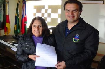 Prefeito Dr. Ricardo entrega concessão de terreno municipal