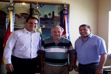 PREFEITO ANUNCIA PAGAMENTO ANTECIPADO DA SEGUNDA PARCELA DO DÉCIMO
TERCEIRO SALÁRIO DOS FUNCIONÁRIOS MUNICIPAIS