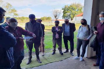   Foi realizada hoje à tarde a inspeção federal, nas dependências da Associação Agropecuária de Artigas, para que se dê continuidade ao processo de passagem de carga viva (ovinos) pela Ponte Internacional da Concórdia.
Passo muito importante para o avanço
