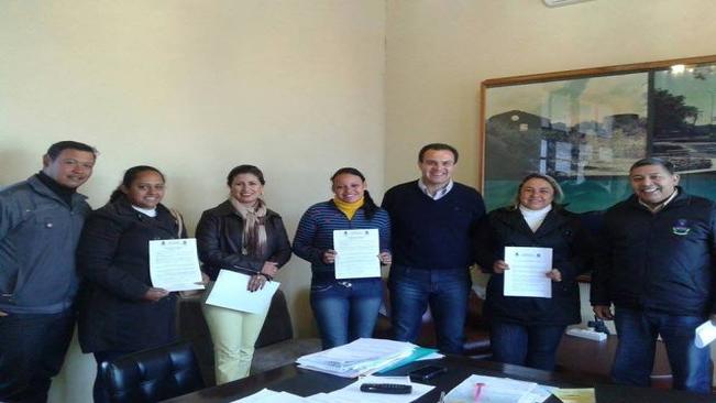 MOMENTO DE GRANDE EMOÇÃO PARA TRÊS FAMÍLIAS QUARAIENSES, PREFEITO ASSINA E ENTREGA CONCESSÕES DE TRÊS CASAS. AÇÃO E DECISÃO!