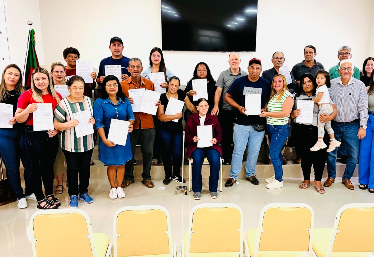 Prefeitura de Quaraí entrega documentos de posse definitiva para mais 20 famílias