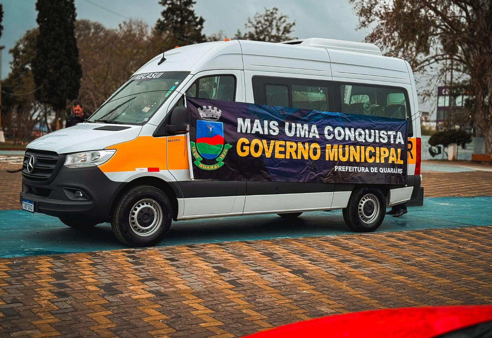 Mais uma van escolar.