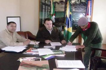 Prefeito Dr. Ricardo Gadret entrega 1ª Concessão de terras públicas