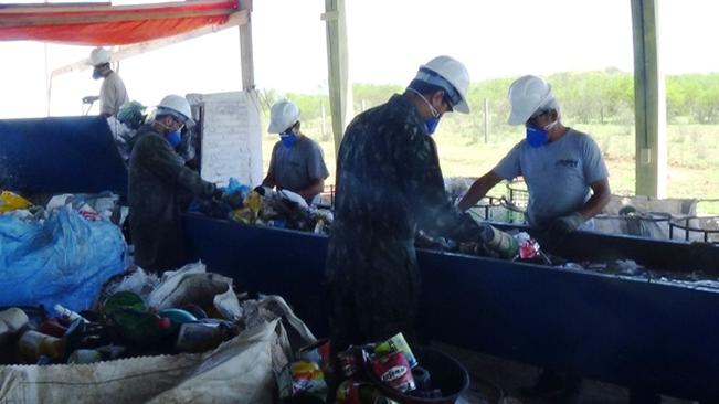              Na usina de reciclagem, acontece a conversão do lixo em matéria prima que será usada futuramente na fabricação de novos produtos. O processo de funcionamento da usina começa com a recepção dos materiais que serão reciclados.
      O Prefeito 